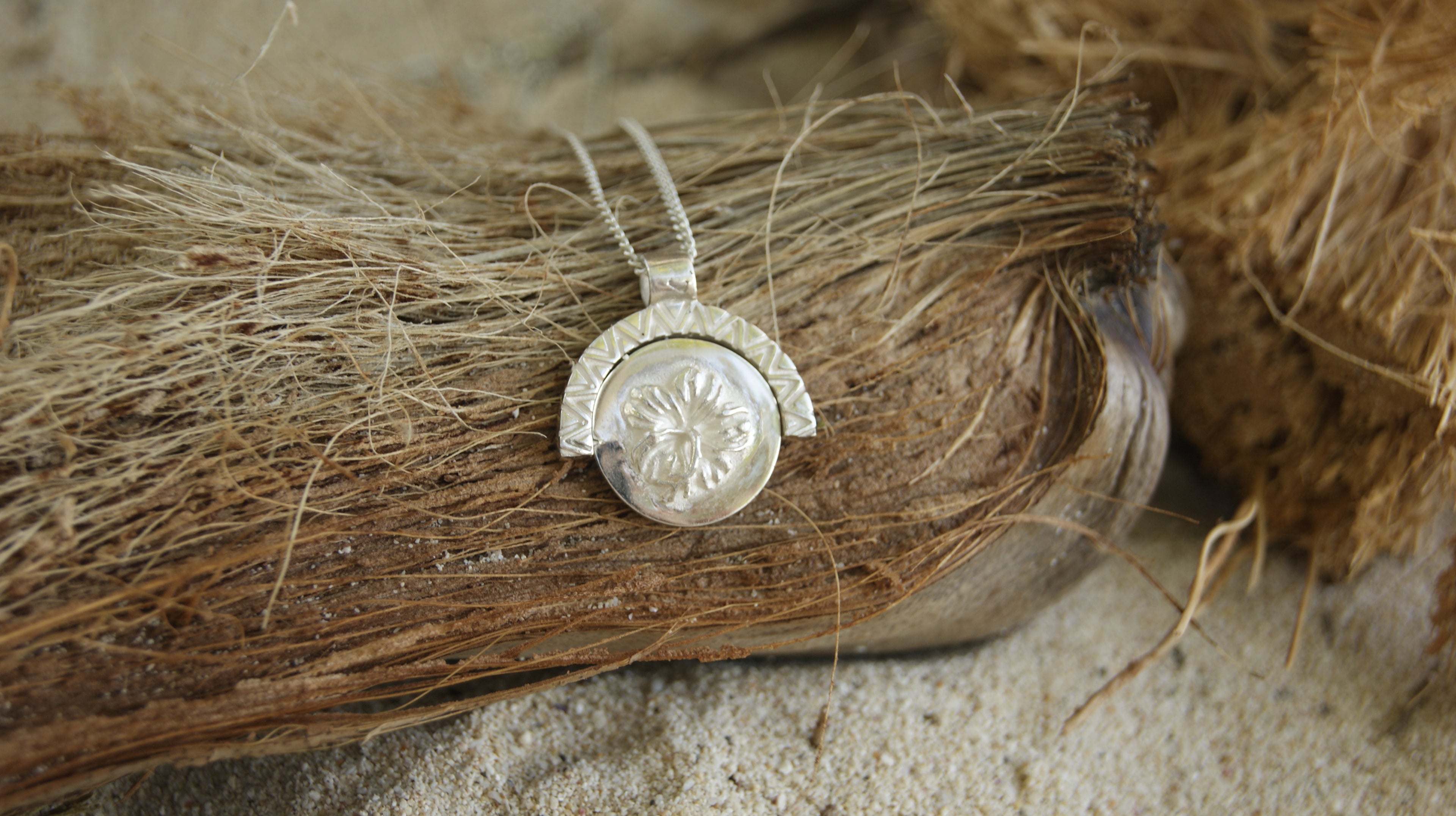 Necklace Hibiwavy